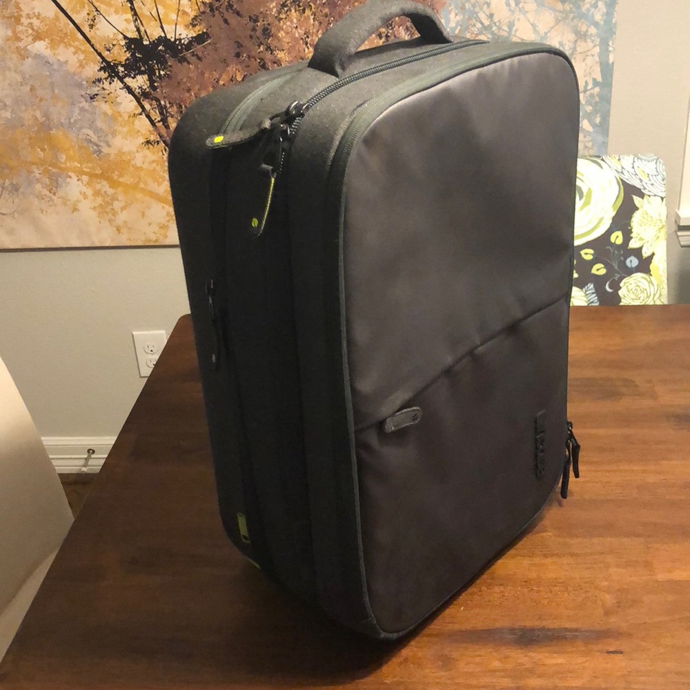 Incase EO Travel Roller Luggage